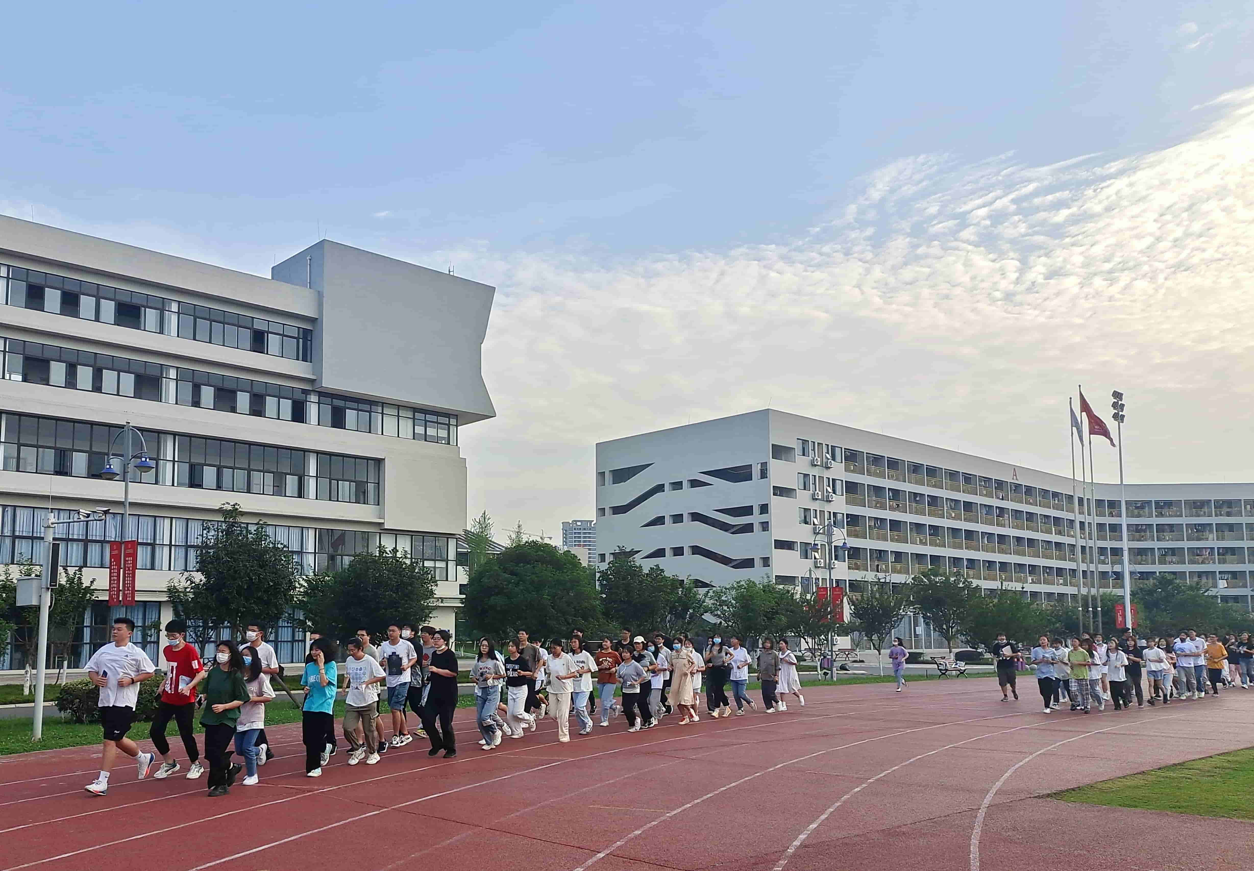 步伐铿锵  书声琅琅  ||文博学院组织开展2021级全体学生早操晨读活动