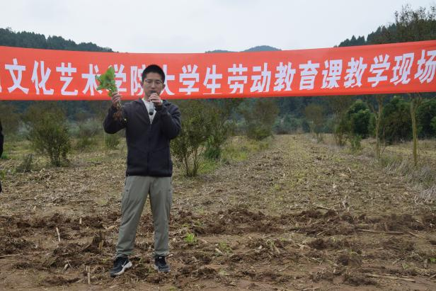 秋雨润田垄 泥土沁心脾 ‖田间劳动悟真知 文博学子上一堂“泥土里的成长课” 秋雨润田垄 泥土沁心脾 ‖田间劳动悟真知 文博学子上一堂“泥土里的成长课”