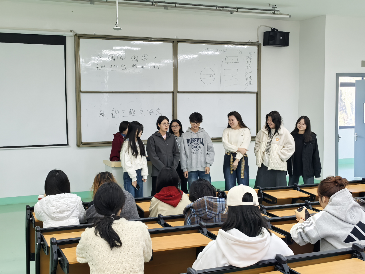 金风拂叶书秋意 学子寻芳绘韶华||文物与博物馆学院开展“秋韵三趣文游会”活动